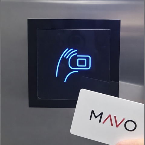 Lector NFC en ascensor leyendo una tarjeta MAVO